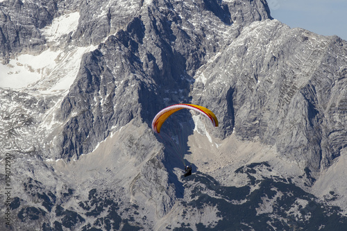 Gleitschirmflieger über dem Toten Gebirge, Österreich photo