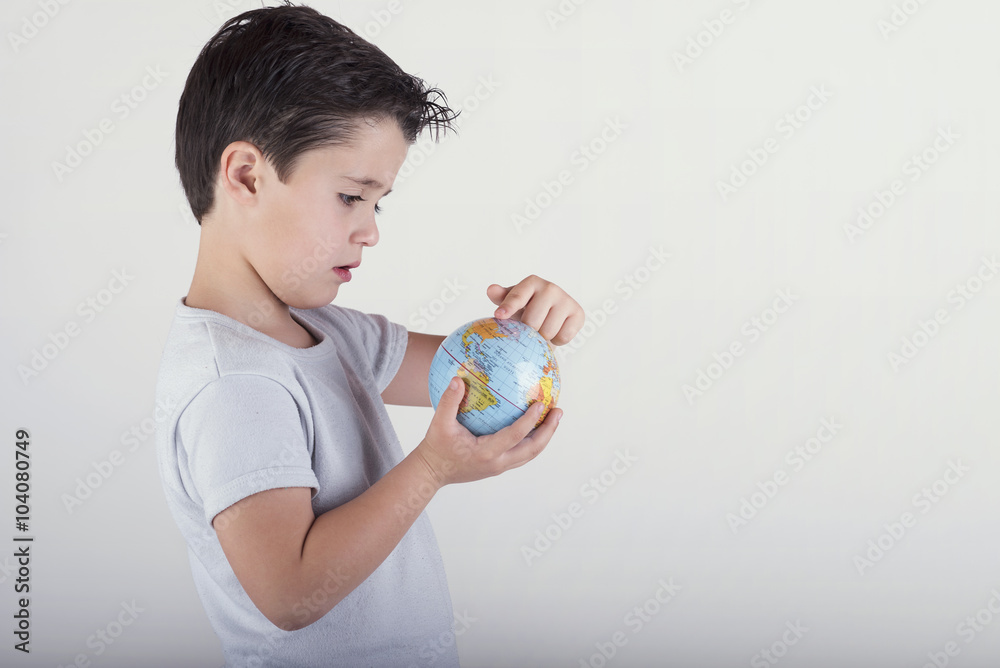 niño sujetando un globo terraqueo niño sujetando un globo terraqueo