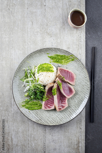 Thunfisch Tataki mit Gemüse und Wasabi photo