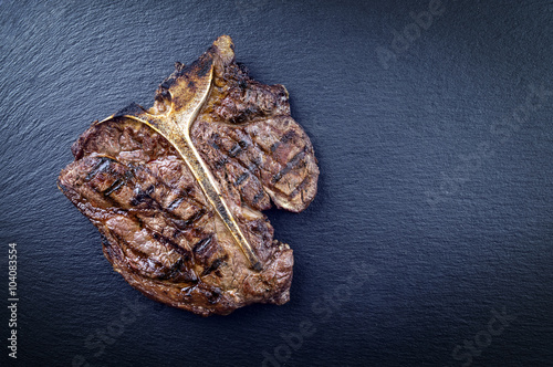 Dry Aged Barbecue T-Bone Steak auf Schieferplatte