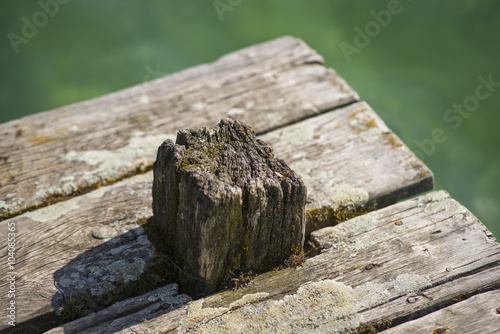 Wallpaper Mural Detail eines verwitterten, hölzernen Bootsstegs vor türkisfarbenem Wasser des am Lac d'Annecy Torontodigital.ca