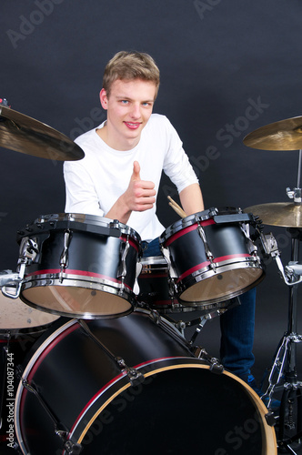 Teenager spielt Schlagzeug