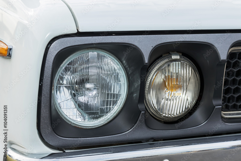 古い車のヘッドライト　Head lamp of the nostalgic car