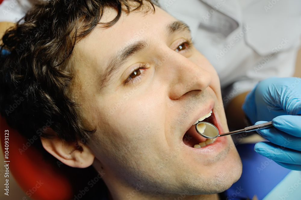 Obraz premium young guy on reception at the dentist