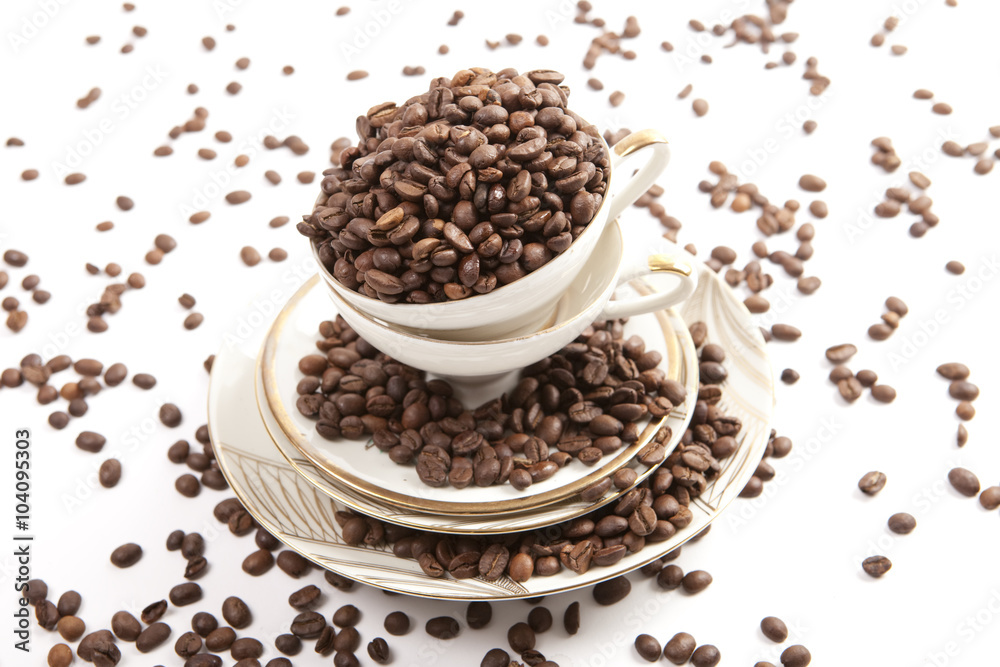 Obraz premium Kaffee-Bohnen und Kaffeetasse auf weißem Hintergrund, 