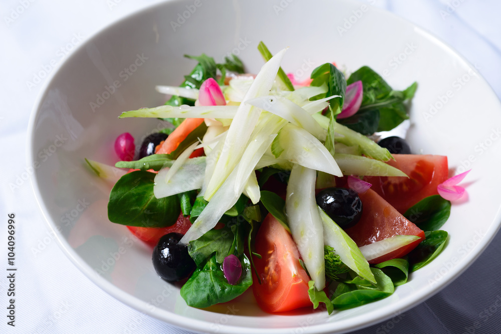 salad of tomatoes and greens