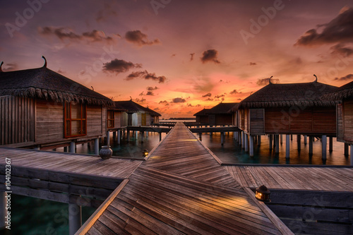 Maledivische Villen bei Sonnenuntergang