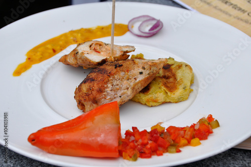 gegrilltes Hühnerfleisch mit Gemüse und Kartoffeln photo