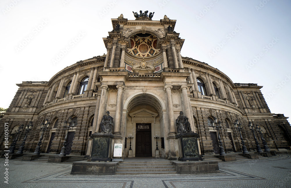 Здание Дрезденского оперного театра
