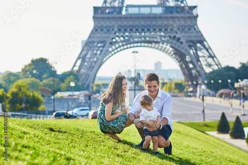Photography Happy family enjoying their vacation in Paris, France