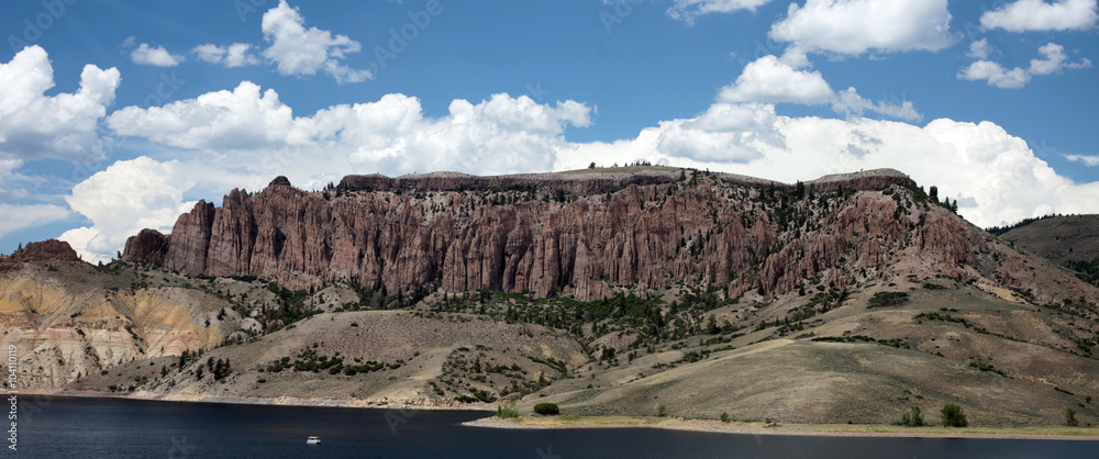 Εκτύπωση καμβά The Rocky Mountains of southwestern Colorado are set against imposing skies