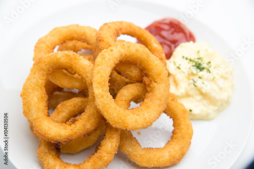 onion rings with sauce