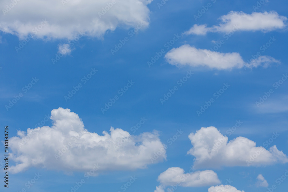 Obraz premium fluffy cloud on clear blue sky background
