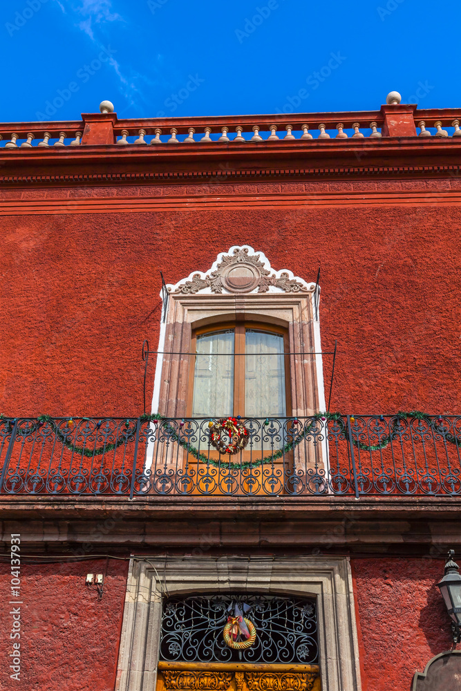 Obraz premium Window Balcony Red Wall Christmas Wreath San Miguel de Allende 
