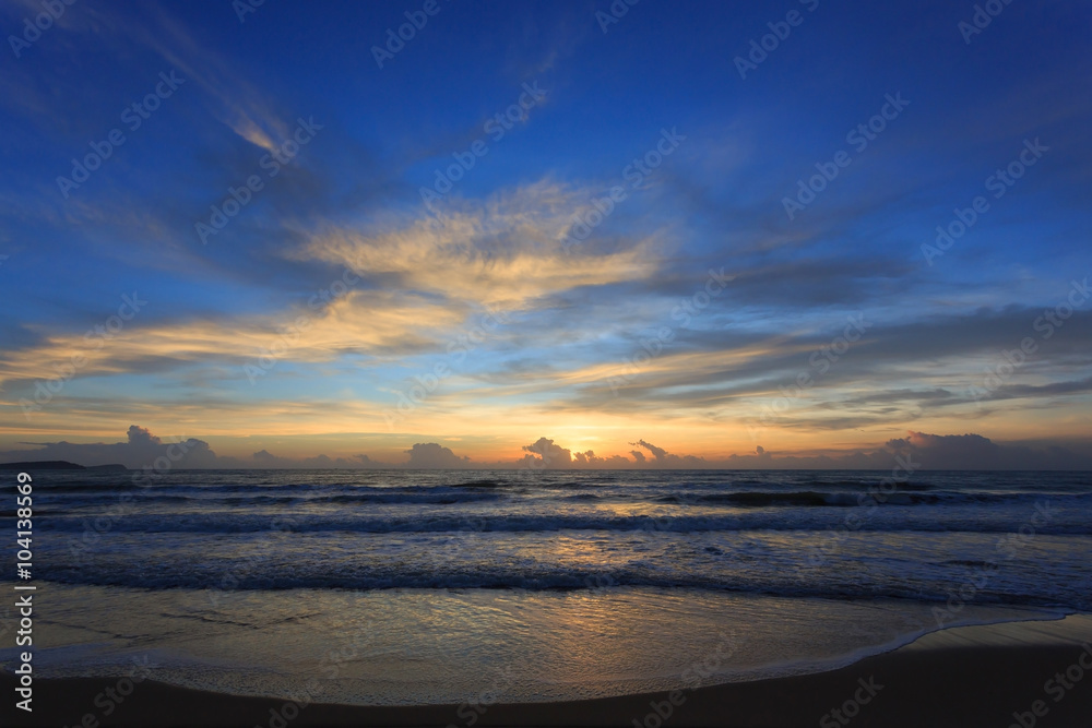 Fototapeta premium beautiful sunrise sky in the morning with colorful cloud on sea