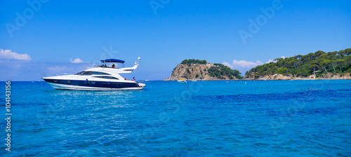 Luxury yacht anchoring at steep coast © FreeProd