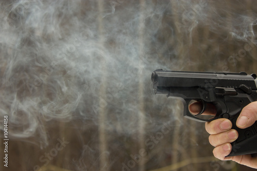 Frau schützt sich mit Pistole, bereit zur Selbstverteidigung.