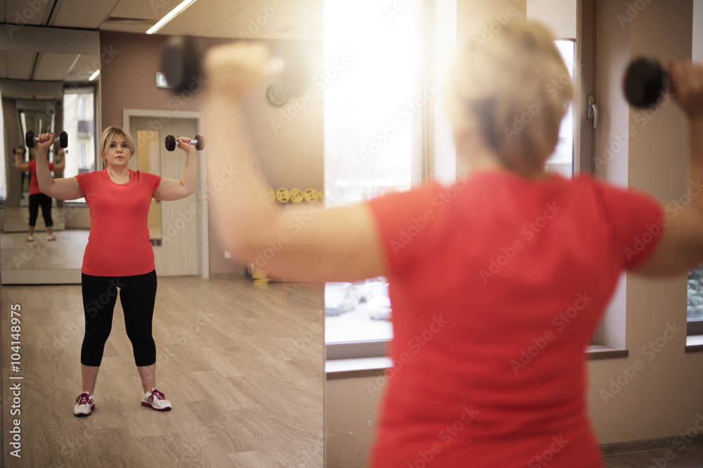 Obraz premium Woman checking if she does everything well