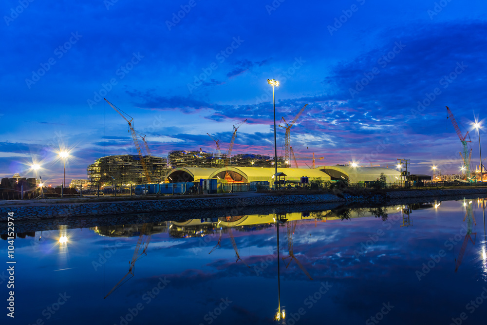 Naklejka premium Oil refinery plant night scene nearby river in Thailand