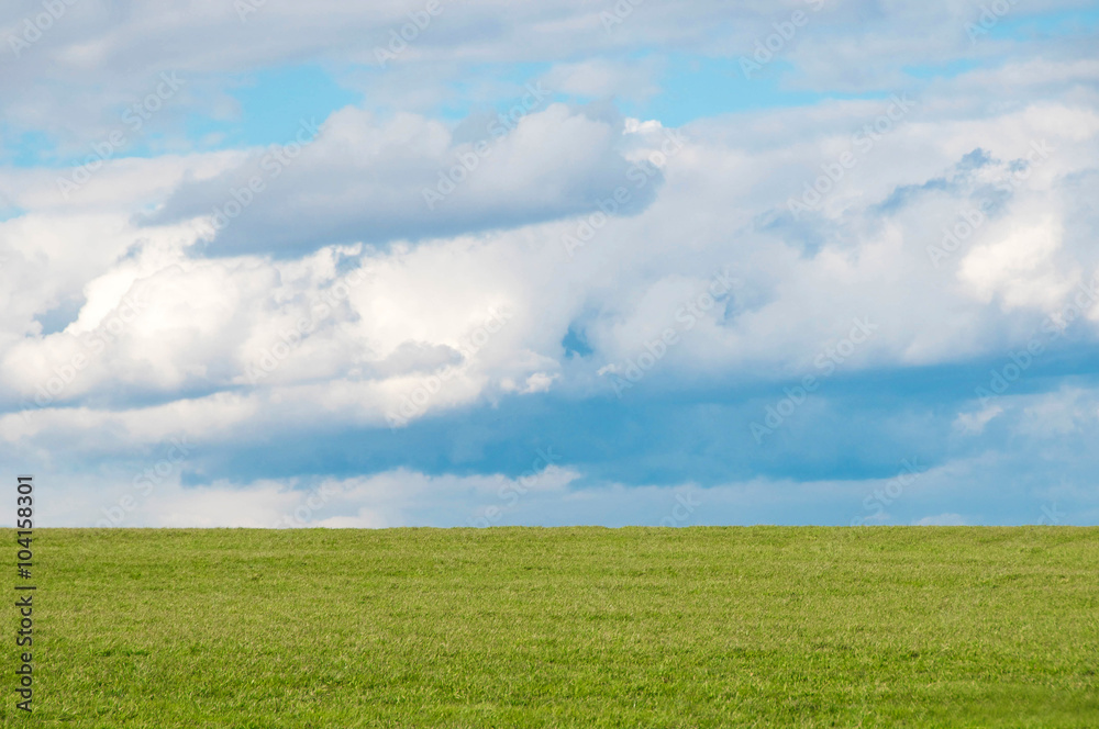 Wiese und Himmel