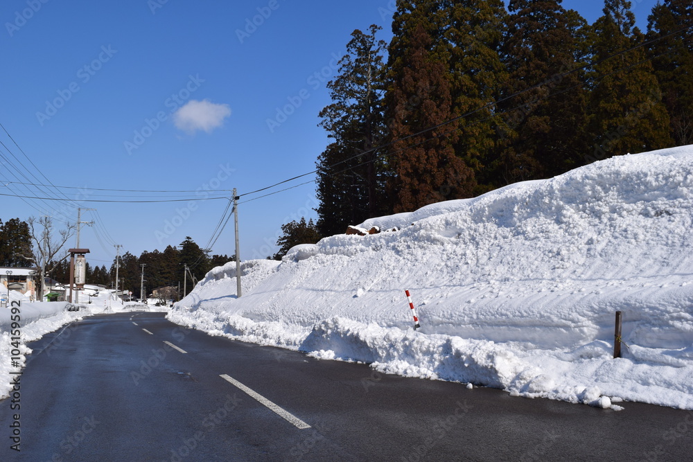 Fototapeta premium 雪国の道路／雪国の山形県で、降雪後の道路を撮影した写真です。