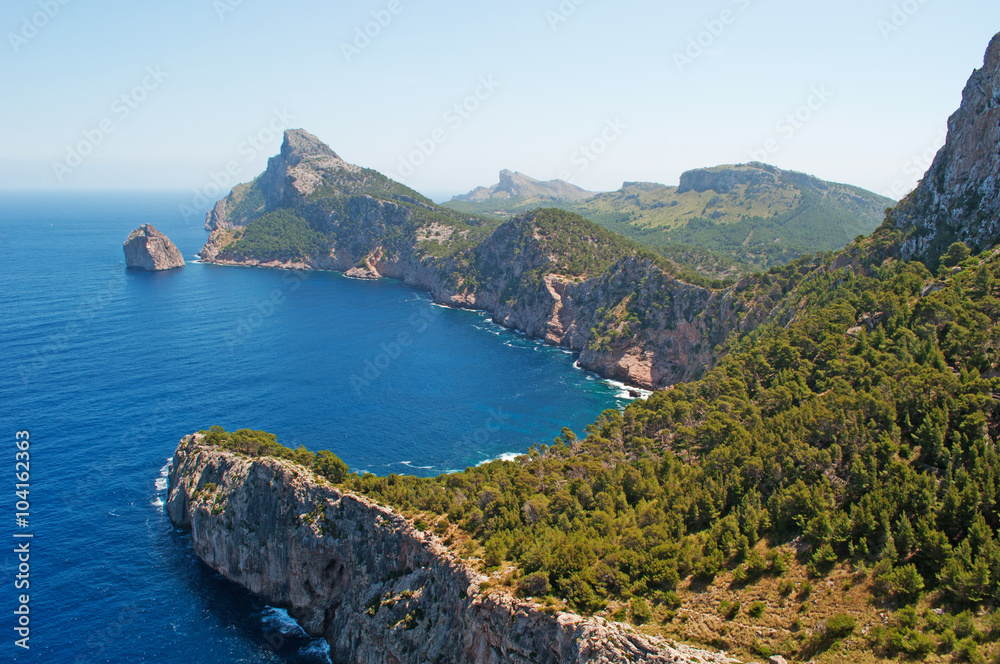Mallorca, Isole Baleari, Spagna: Cap de Formentor visto dal Mirador del Mas Pas, noto anche come Mirador Es Colomer, il punto di osservazione più conosciuto dell'isola, 9 giugno 2012