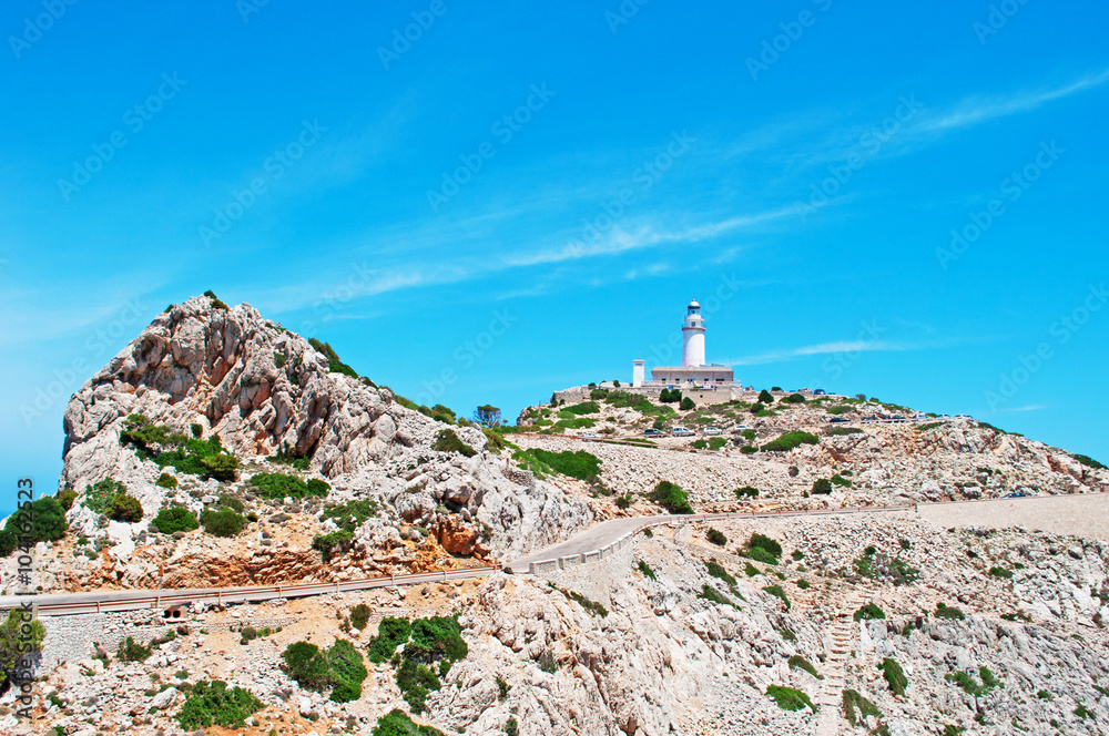 Fototapeta premium Mallorca, Isole Baleari, Spagna: la scogliera di Cap de Formentor e il faro, il più alto delle isole Baleari con un'altezza focale di 210 metri sul livello del mare, 9 giugno 2012