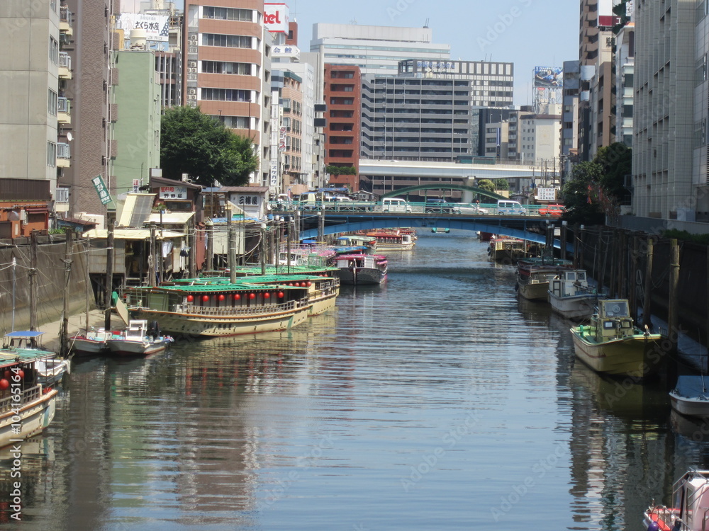 屋形船と神田川＜東京＞
大都会東京の街中を流れる神田川、屋形船の発着場所でもあるこの場所で働き人たち。