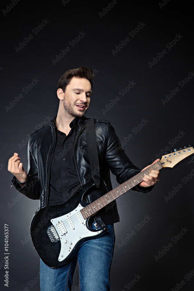 Obraz premium Handsome man playing the guitar 