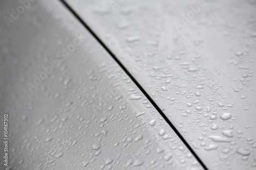 Wassetropfen auf Autolack