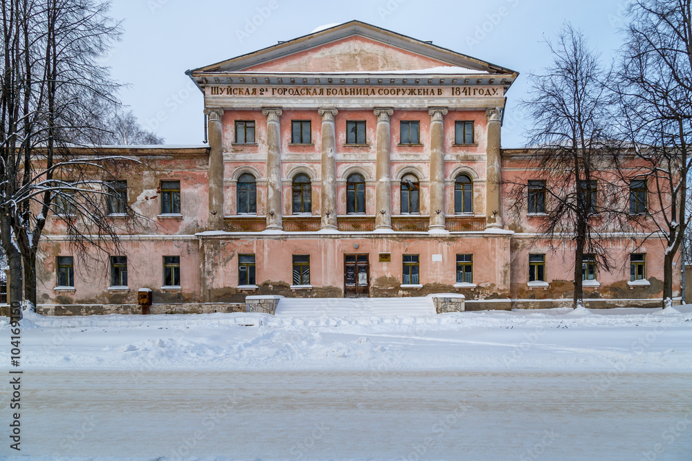 Здание городской больницы, построенное в середине девятнадцатого века меценатом в провинциальном русском городе