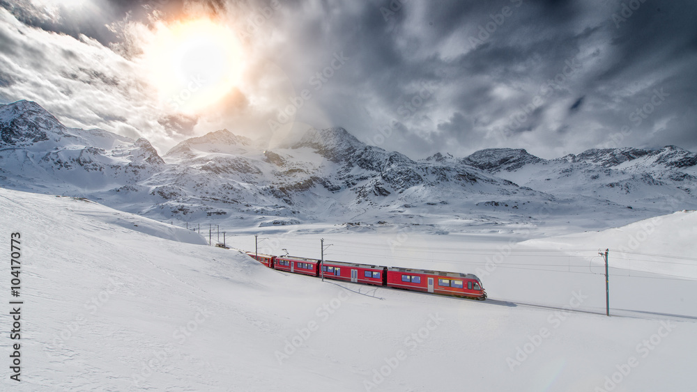Obraz premium Szwajcarski pociąg górski Bernina Express przejechał przez wysokie góry