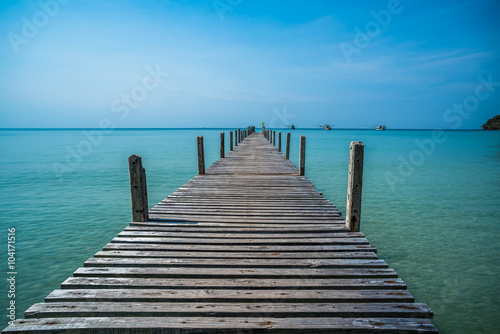 Tropical sea and wooden pier, holiday background © javarman