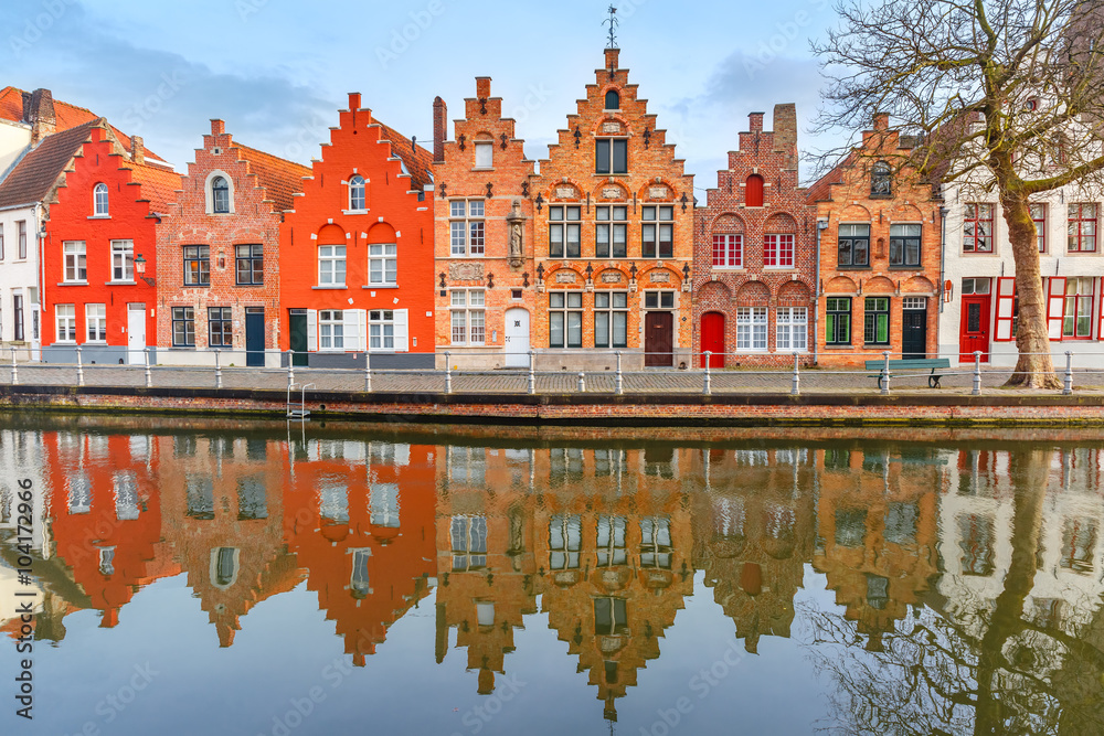 Obraz premium Malowniczy widok na kanał Brugii z pięknymi średniowiecznymi domami, Belgia