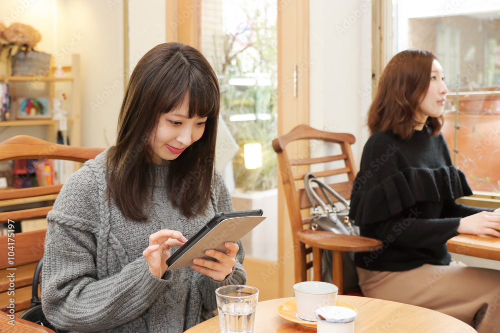 カフェでタブレット端末を使う女性 Stock Photo Adobe Stock