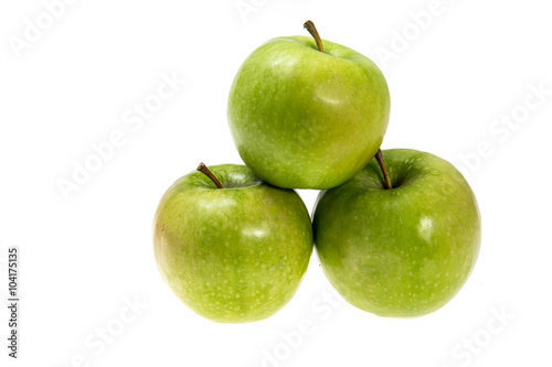 зеленые яблоки на белом