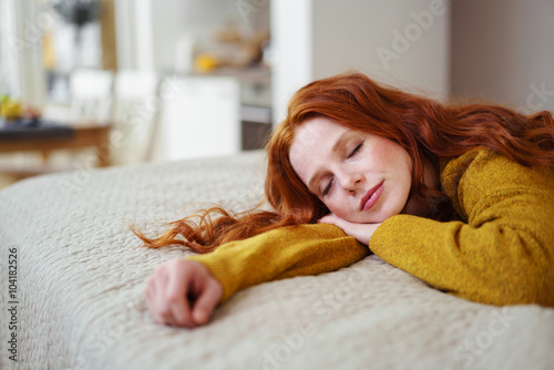 entspannte frau liegt auf dem bett und schläft photo