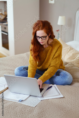 studentin lernt zu hause am computer