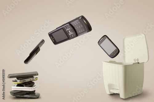 Cellulari e smartphone da buttare via photo