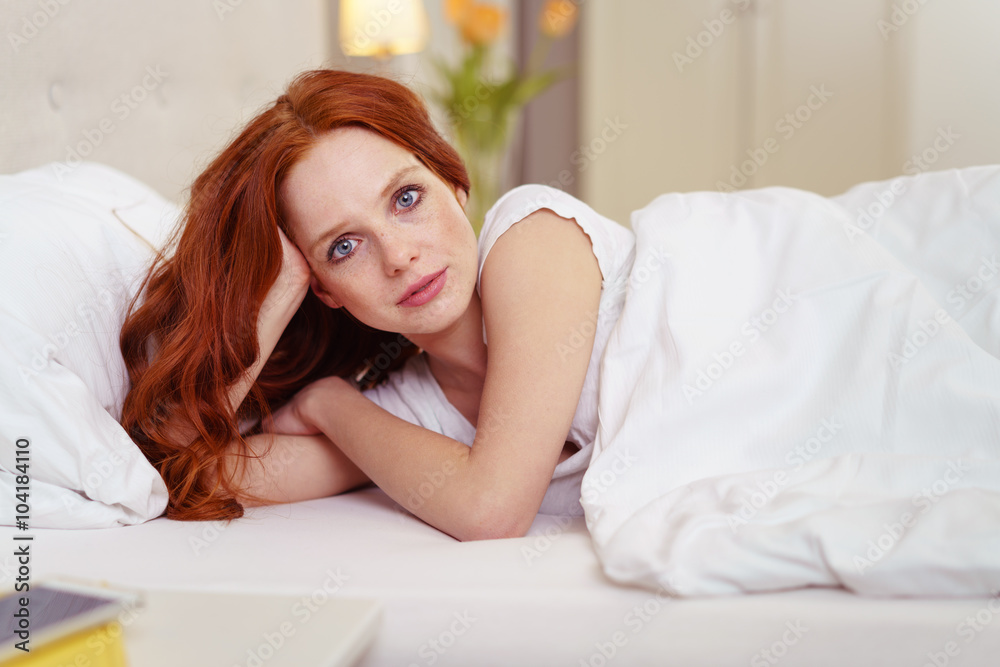 attraktive frau liegt entspannt zuhause im bett attraktive frau liegt entspannt zuhause im bett