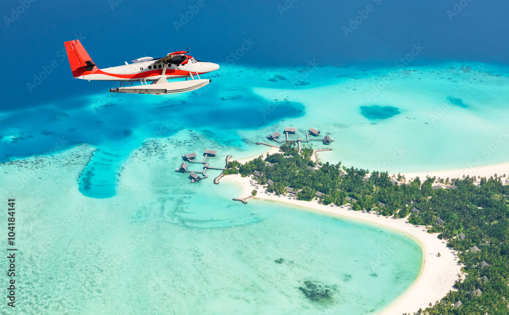Fototapeta premium Samolot latający nad wyspami Malediwy