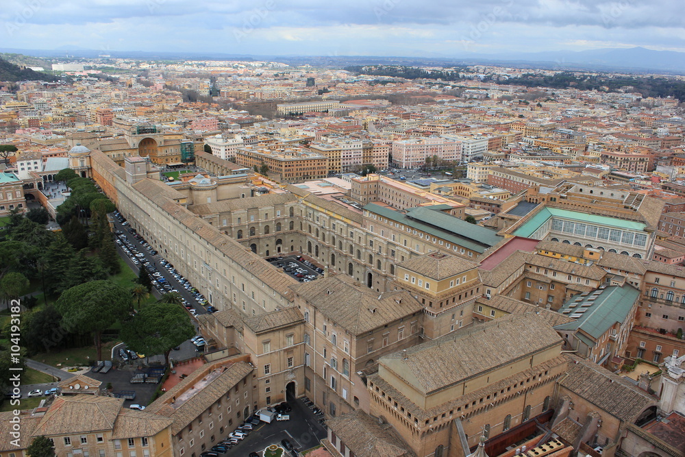 Blick vom Petersdom auf die Vatikanischen Museen und Rom