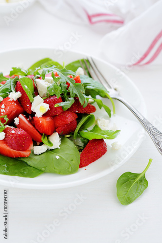 strawberries salad with spinach