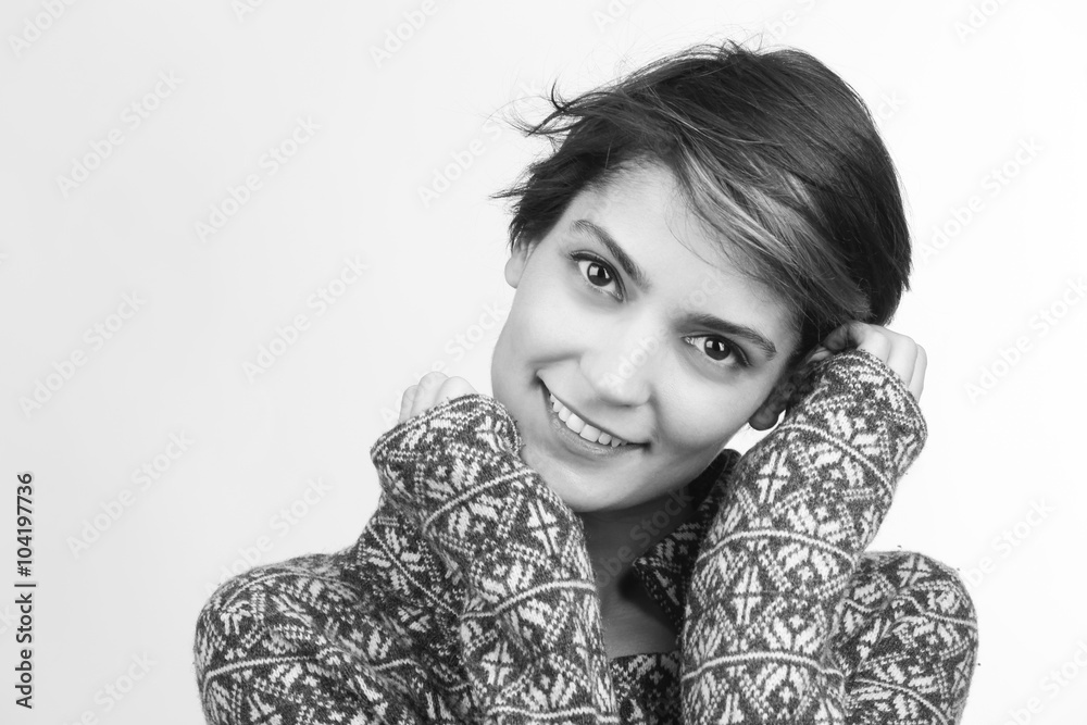 Bellissima donna si riscalda con un maglione di lana e guarda in camera Bellissima donna si riscalda con un maglione di lana e guarda in camera