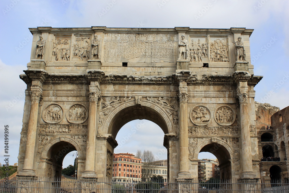 Der berühmte Konstantinsbogen (Triumphbogen) in Rom (Italien)