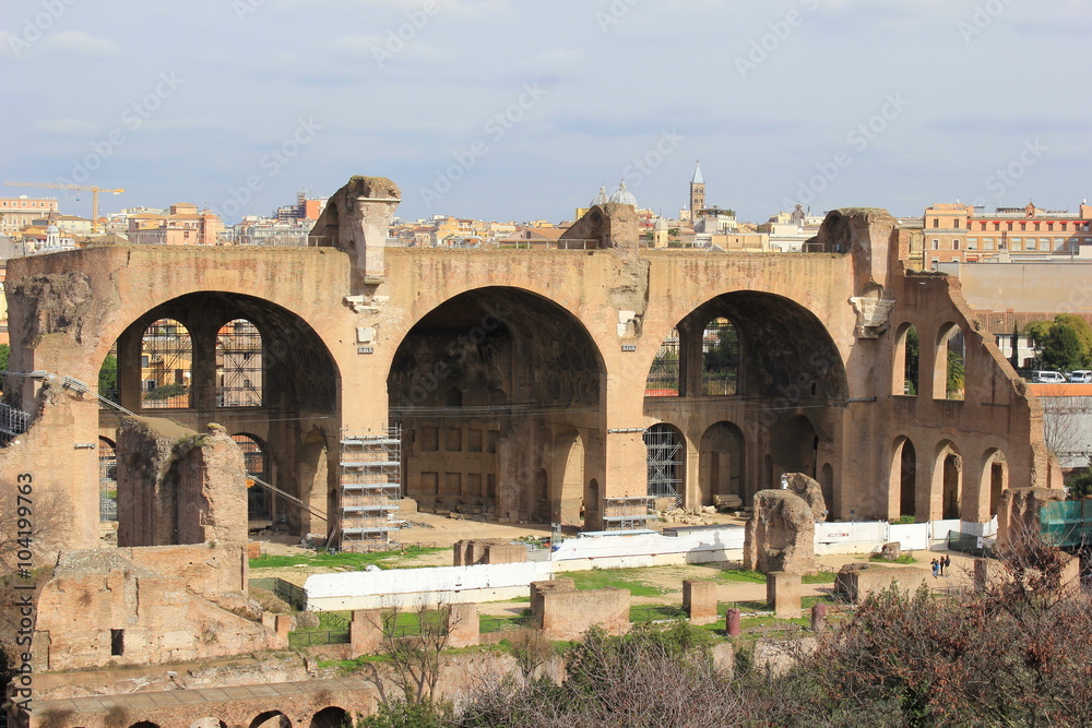 Forum Romanum: Die Reste der Basilica Maxentia in Rom (Italien)