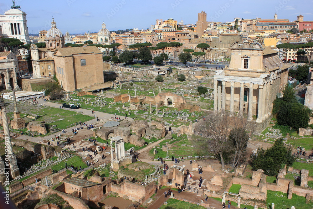 Panorama: Blick über das Forum Romanum mit dem Tempel des Antonius und der Faustina