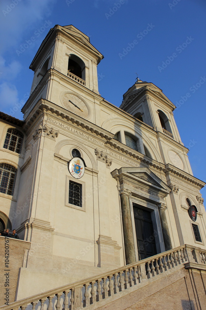 Die Front der Kirche Santa Trinita dei Monti über der Spanischen Treppe in Rom (Italien)