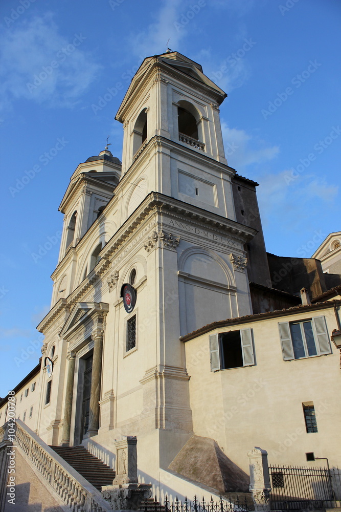 Spanische Treppe: Die Kirche Santa Trinita dei Monti in Rom (Italien)
