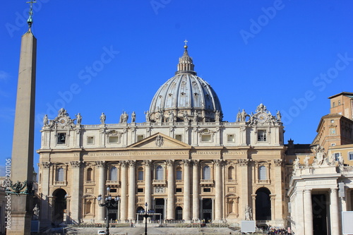 Obelisk und Petersdom auf dem Petersplatz im Vatikan (Rom)
